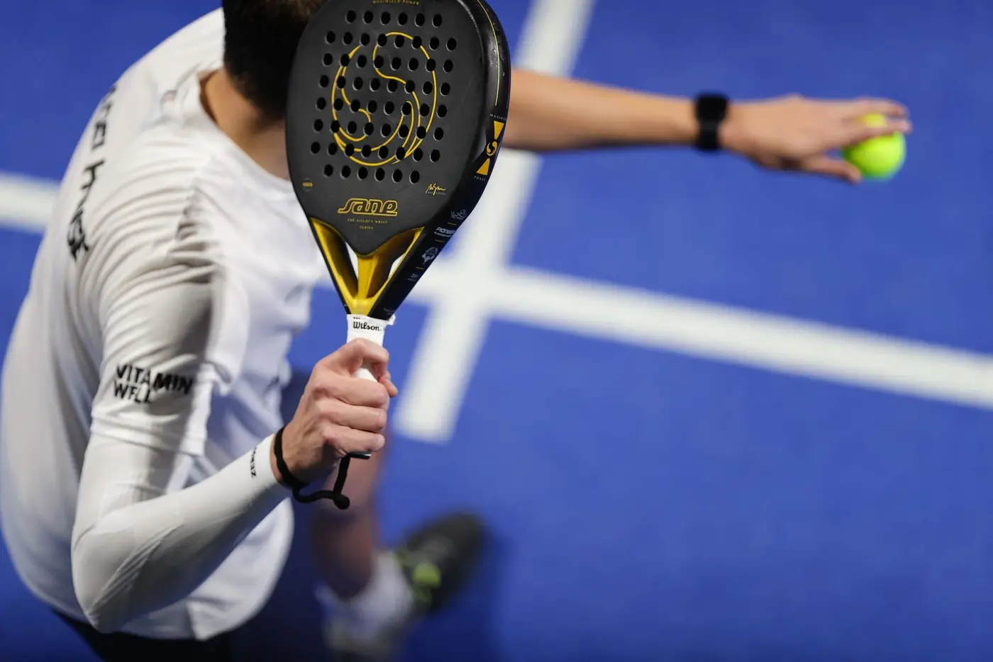 Cómo mejorar el saque en pádel: consejos básicos para empezar ganando el punto